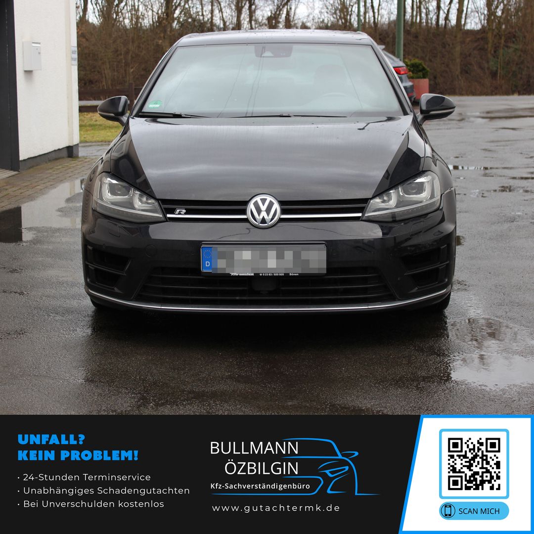 Frontansicht eines schwarzen Volkswagen Golf 7 R für ein KFZ-Haftpflichtgutachten von Bullmann Özbilgin