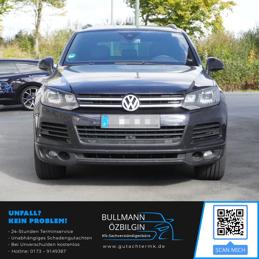 Frontalansicht eines schwarzen Volkswagen Touareg 7P zur Begutachtung eines massiven Seitenschadens durch Bullmann Özbilgin