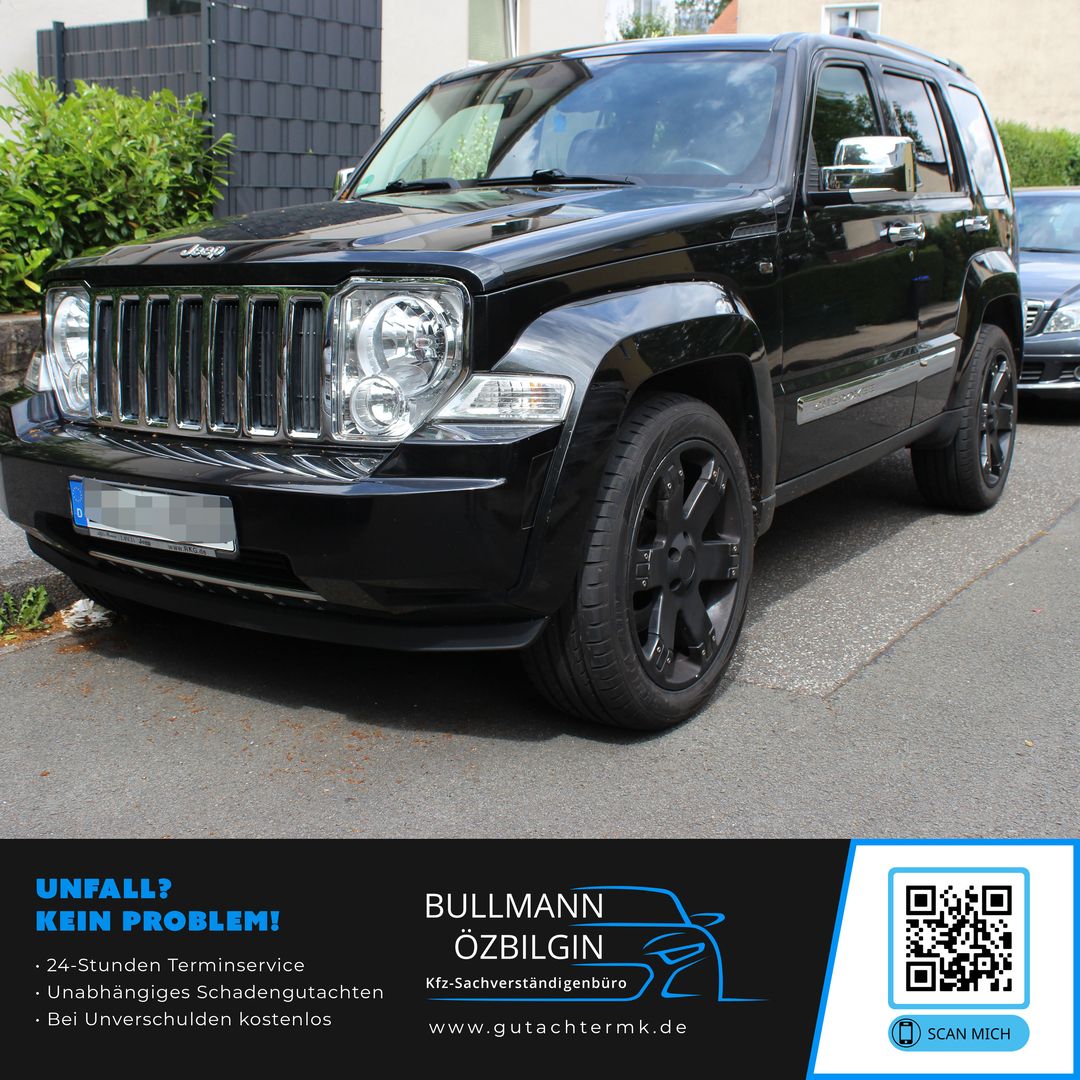 Schwarzer Jeep Cherokee von vorne links nach einem Parkschaden für ein KFZ-Gutachten