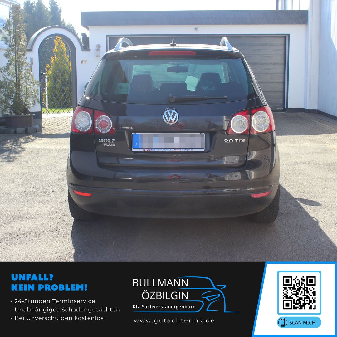 Schwarzer Volkswagen Golf Plus 2.0 TDI von hinten vor Garage geparkt.