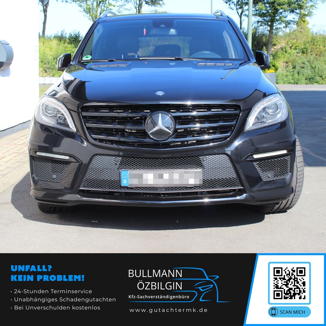 Schwarzer Mercedes SUV von vorne mit sichtbarem Kühlergrill und Mercedes-Stern auf der Motorhaube, geparkt auf gepflastertem Untergrund.