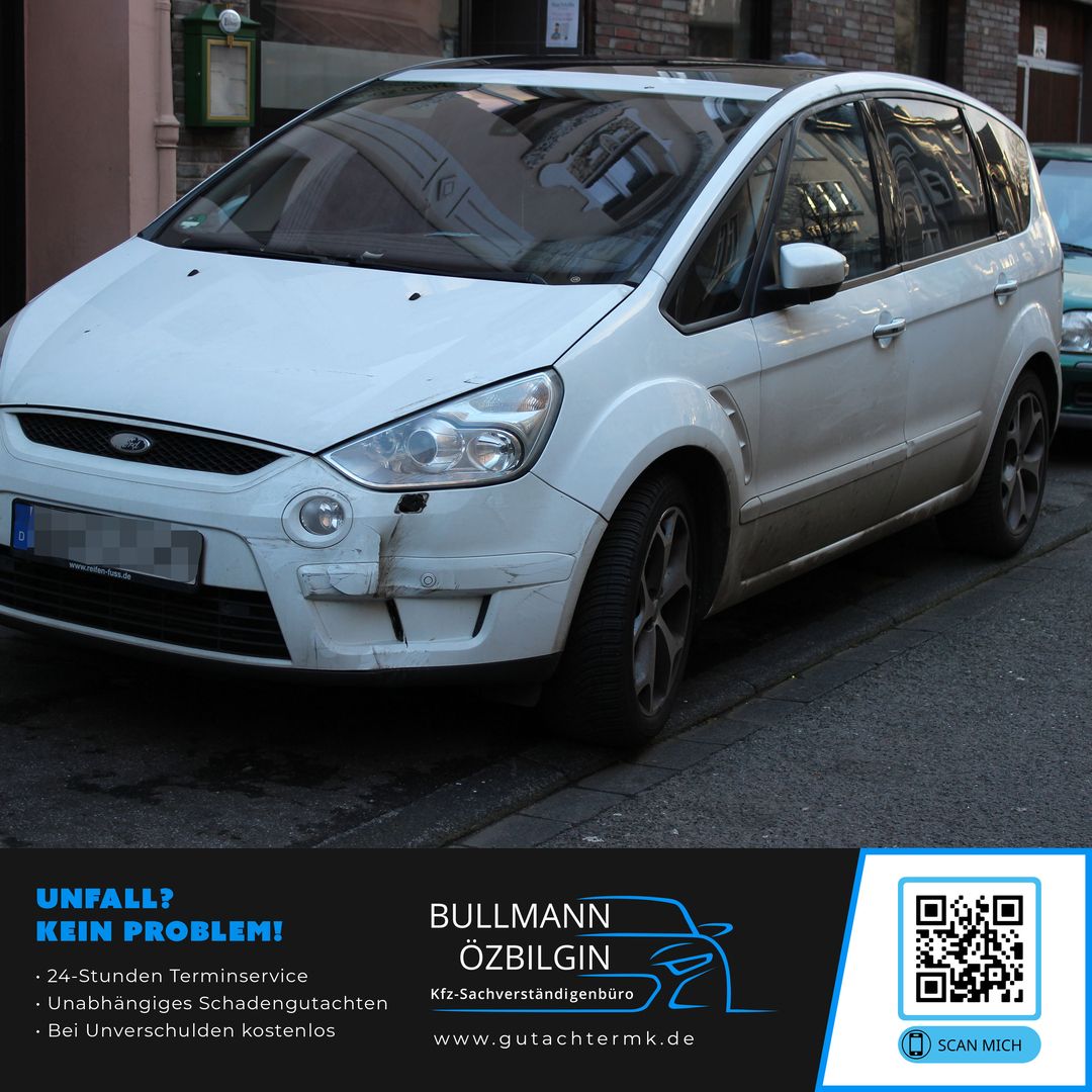 Frontalansicht eines weißen Ford S-Max MK1 mit deutlichem Unfallschaden an der linken Vorderseite