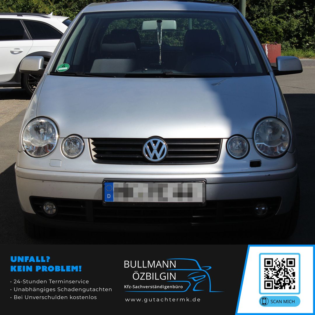 Frontansicht eines silbernen Volkswagen Polo für ein Kfz-Haftpflichtgutachten des Sachverständigenbüros Bullmann Özbilgin