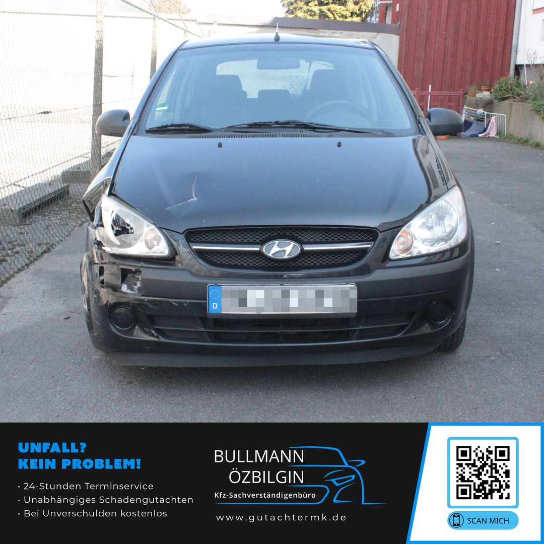 Frontansicht eines schwarzen Hyundai Getz TB mit Unfallschaden an der rechten Seite für ein KFZ-Gutachten