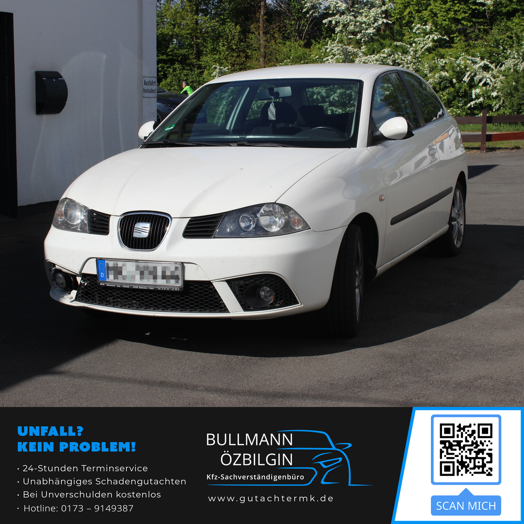 Frontansicht eines weißen Seat Ibiza für ein Kfz-Haftpflichtgutachten von Bullmann Özbilgin