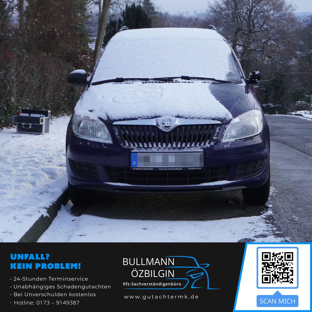 Frontansicht eines dunkelblauen, schneebedeckten Skoda Roomster für ein KFZ-Haftpflichtgutachten von Bullmann Özbilgin