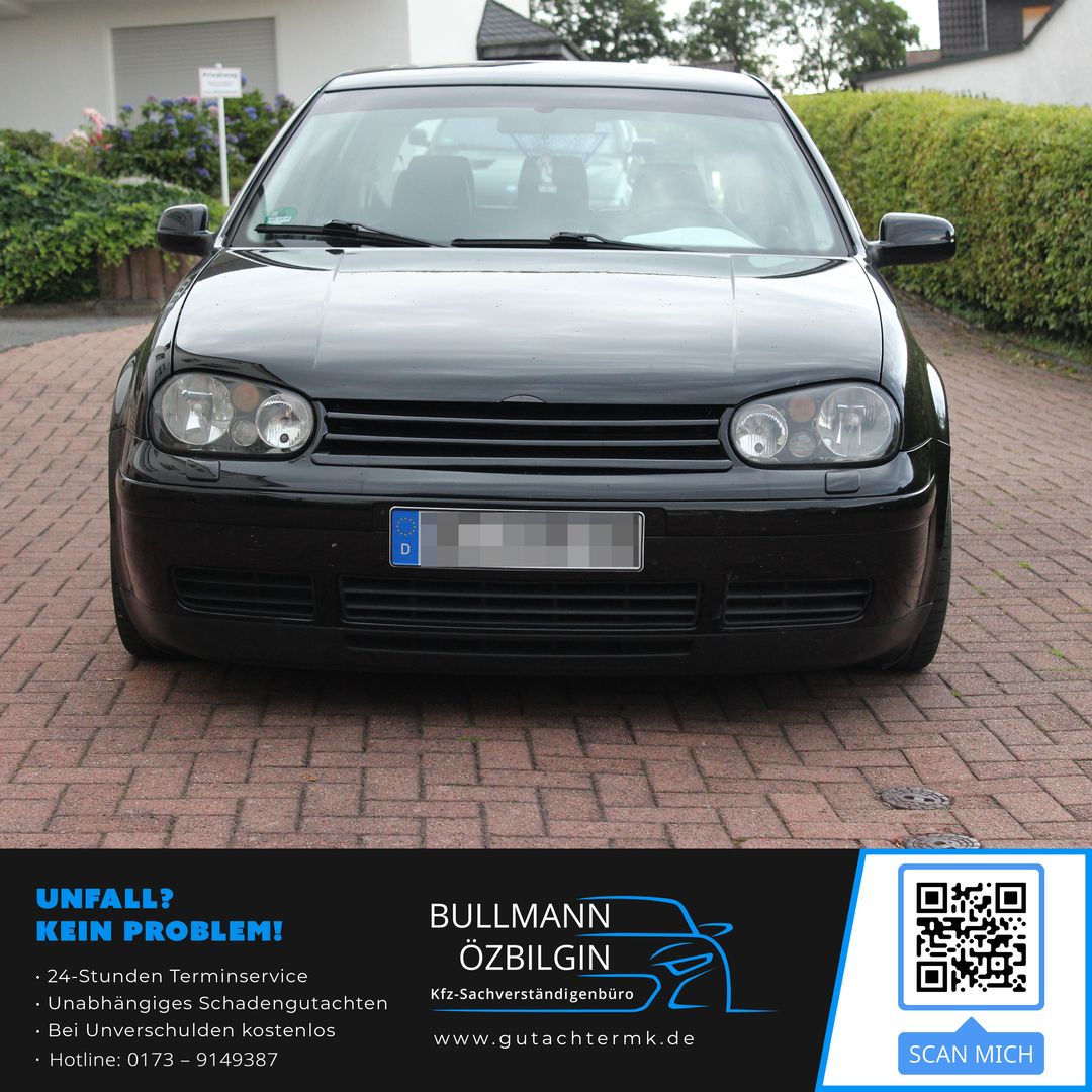 Schwarzer VW Golf von vorne auf gepflasterter Einfahrt, mit deutschen Kennzeichen und zwei sichtbaren Scheibenwischern.