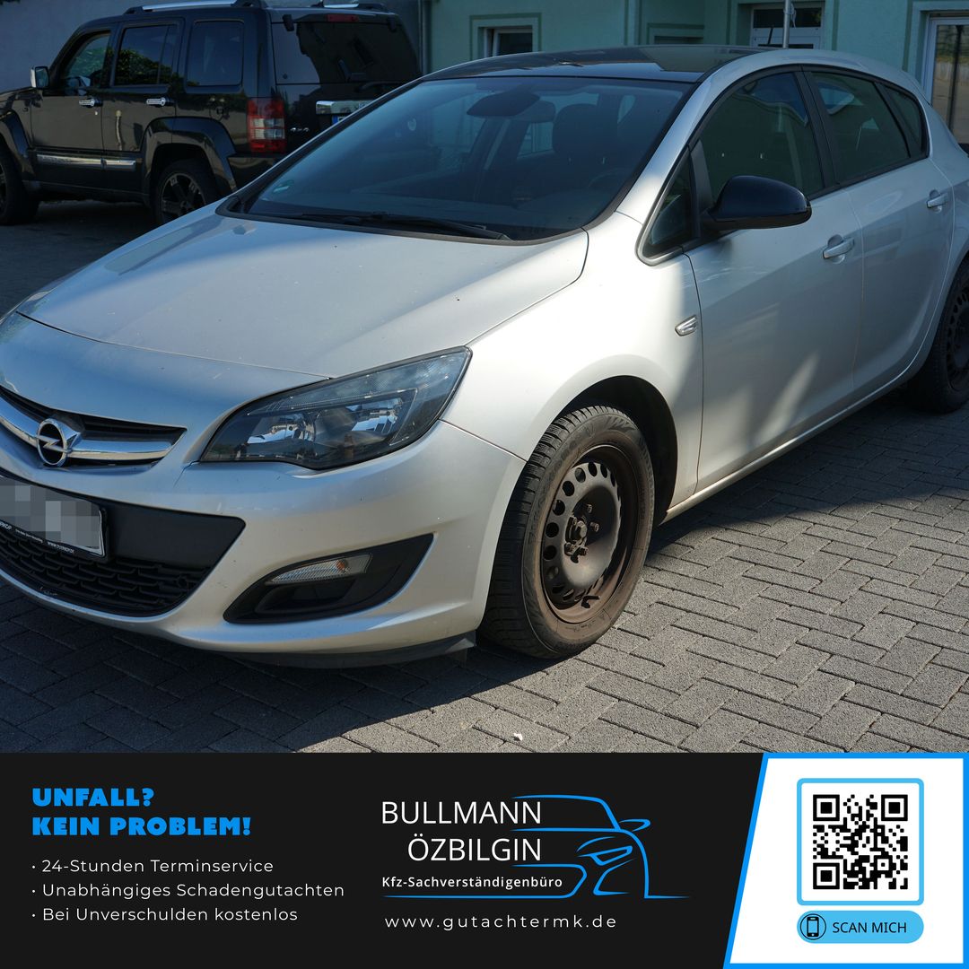 Silberner Opel Astra Kombi, geparkt auf gepflastertem Untergrund, mit schwarzer Stahlfelge vorne rechts.