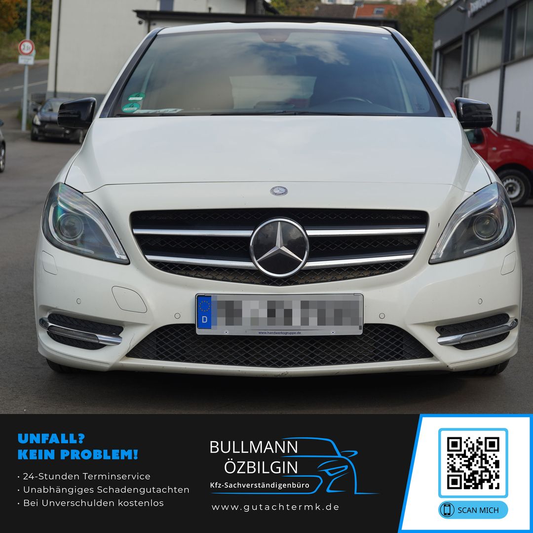 Weiße Mercedes-Benz B-Klasse von vorne mit sichtbarem Kühlergrill und Mercedes-Stern auf der Motorhaube.