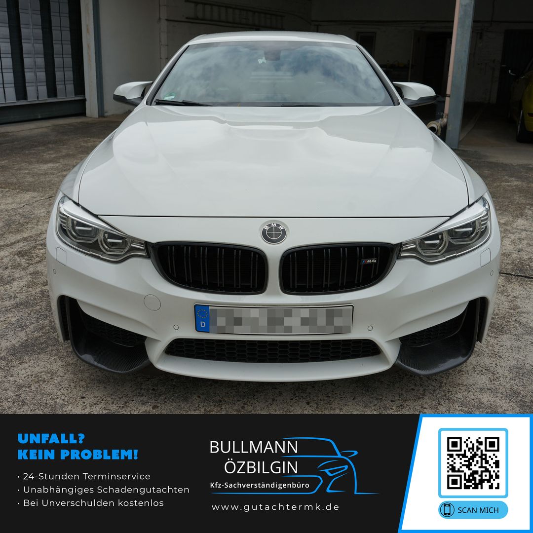 Weiße BMW-Limousine von vorne mit schwarzem Kühlergrill und deutschem Kennzeichen.