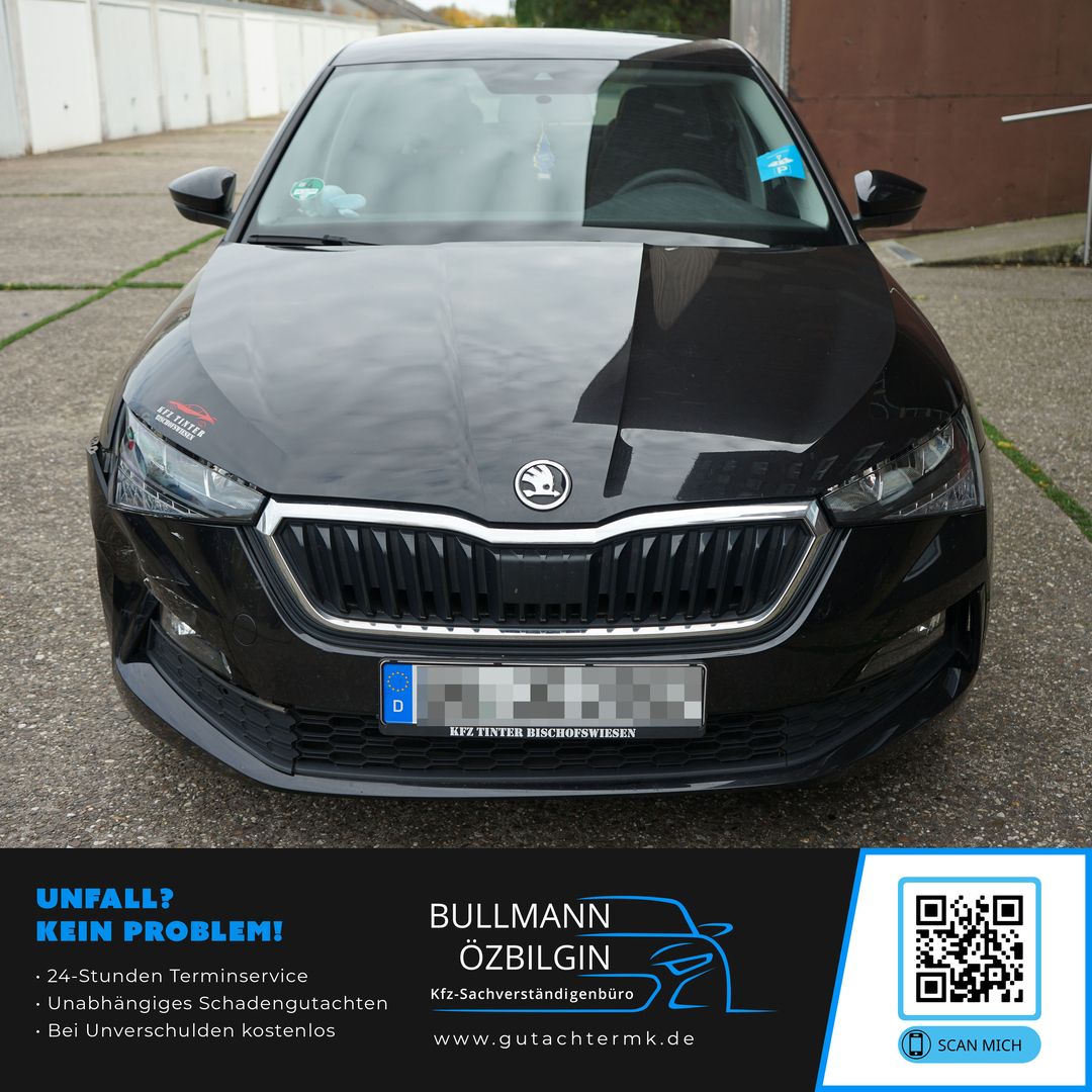 Schwarzer Skoda Scala von vorne mit sichtbarem Kühlergrill, Scheinwerfern und deutschem Kennzeichen auf einem Parkplatz.