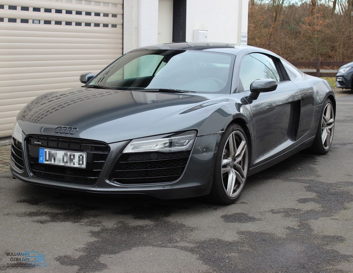 Seitenansicht eines grauen Audi R8 (42) zur Begutachtung eines Seitenschadens durch das Sachverständigenbüro Bullmann Özbilgin